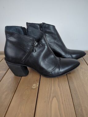 Miz Mooz Black Leather Jenson Pointed Toe Ankle Boots/ 38 (7.5-8 US)